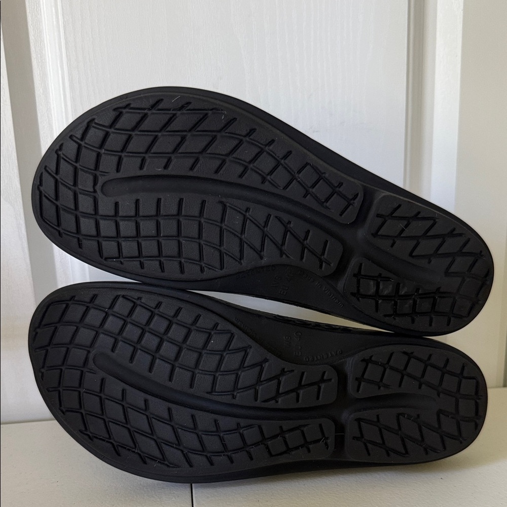 OOFOS OOlala Women's Black Sandals ( sz - 9) - Picture 6 of 6